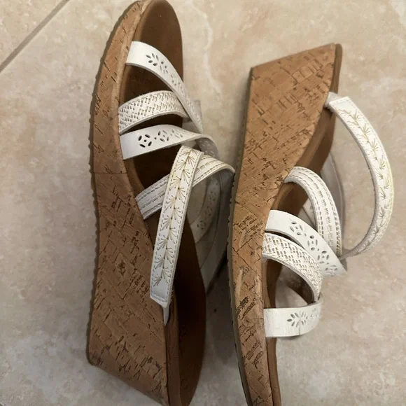 Skechers White Sandals with Crisscross Straps - Picture 2 of 6